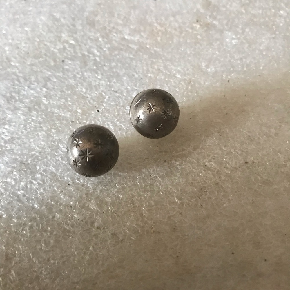 Elegant925 Silver Star-Patterned Stud Earrings - image 1